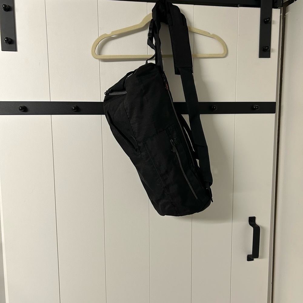 Elevate Black Day Sling